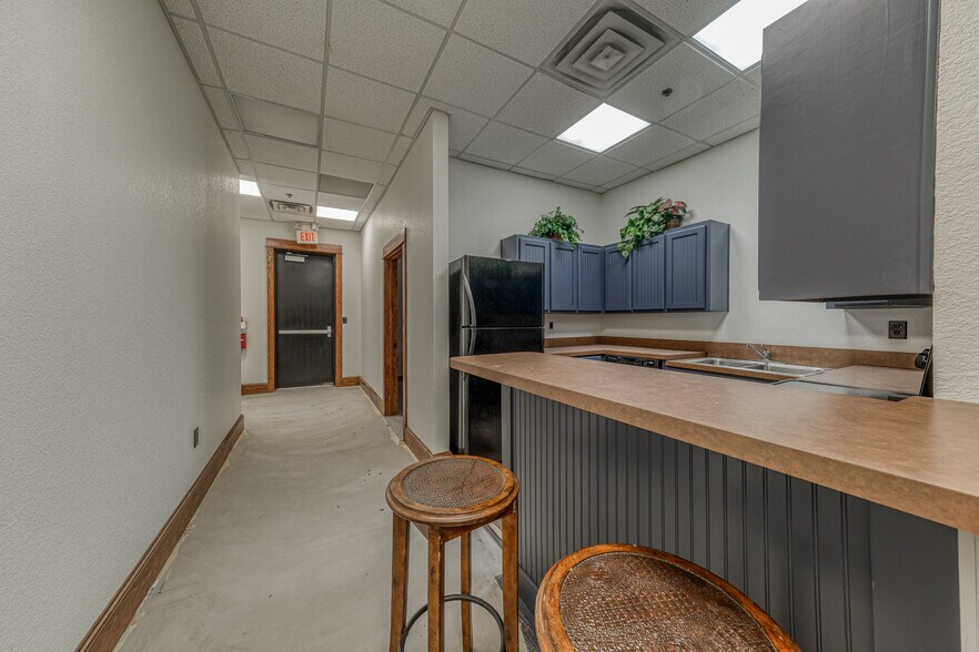 More Photos Of 1916 Martin Dr, Weatherford Office For Lease