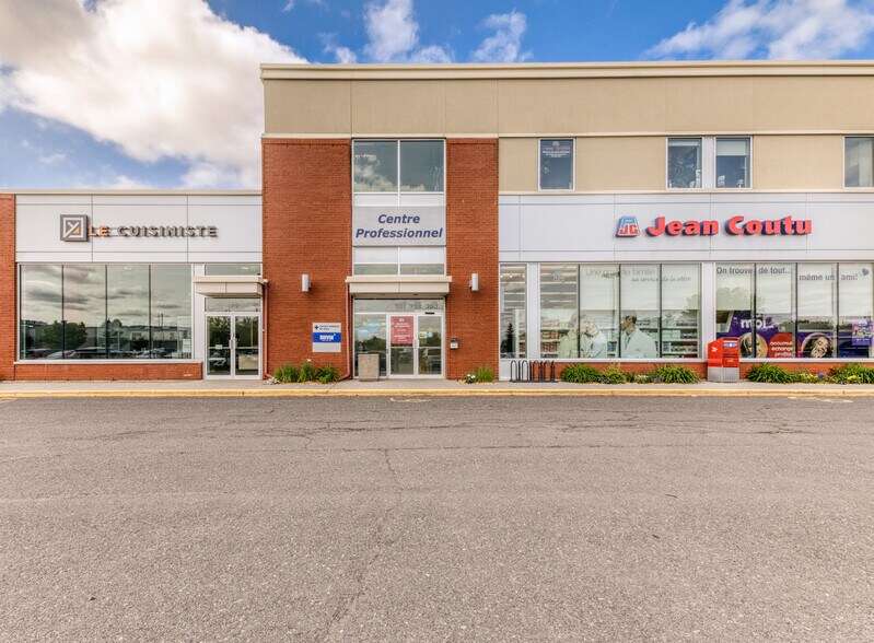More Photos Of 1018 Rue De La Prairie, Lévis Drugstore For Lease