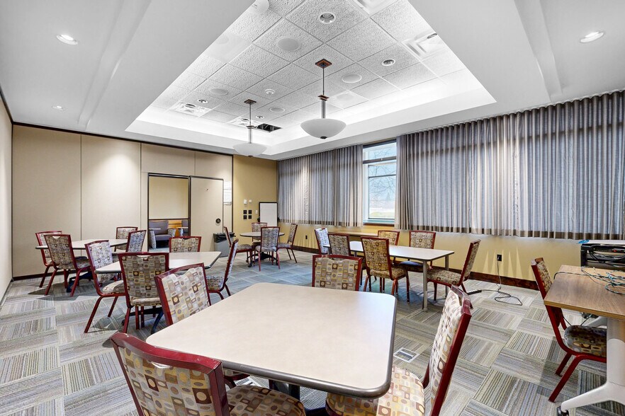 More Photos Of 2100 Fleur Dr, Des Moines Office For Sale