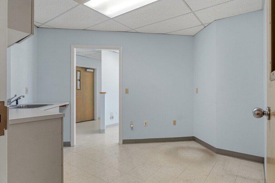 More Photos Of 320 Phillips St, North Kingstown Medical For Sale