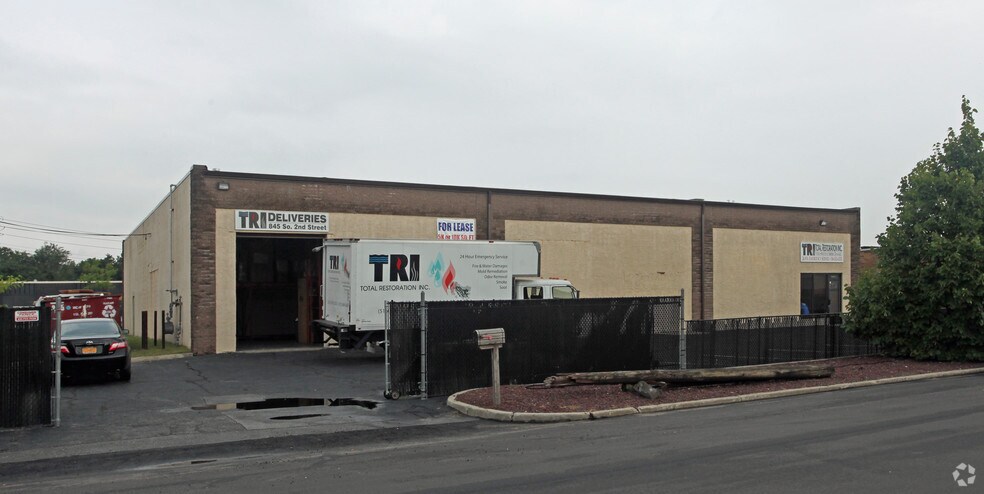More Photos Of 840 S 1st St, Ronkonkoma Warehouse For Sale