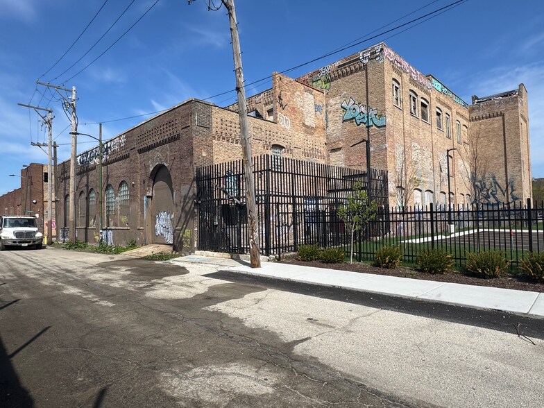 More Photos Of 1648 W Kinzie St, Chicago Loft Creative Space For Sale