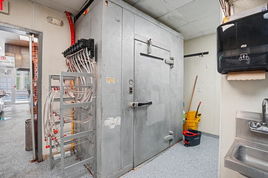 More Photos Of 110 W Bryan St, Savannah Freestanding For Lease