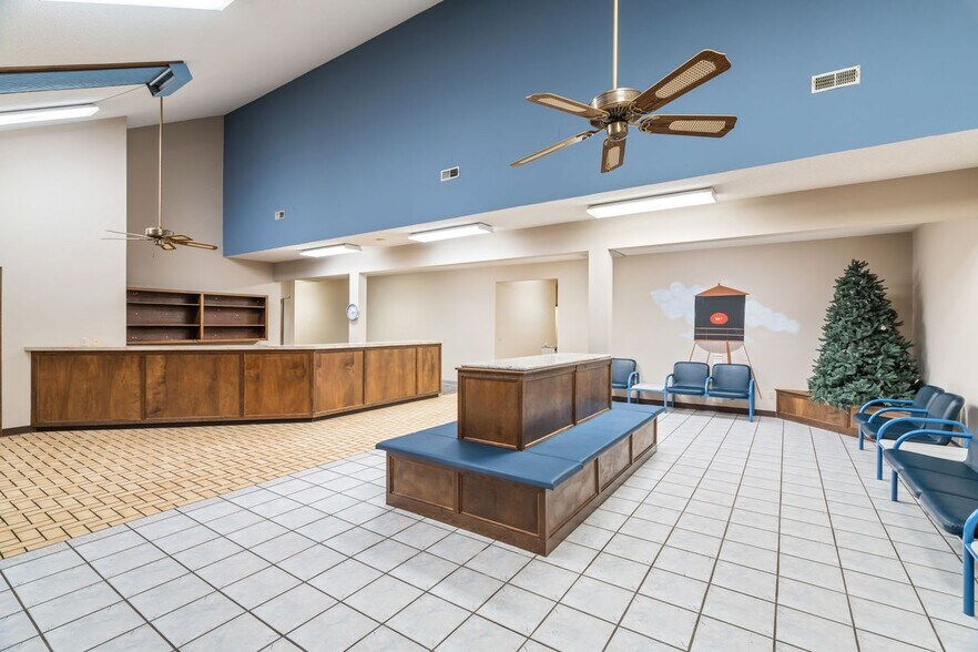 More Photos Of 901 Grove St, Loudon Medical For Sale