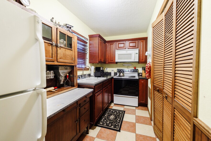 More Photos Of 215 E French Ave, Orange City Hospitality For Sale