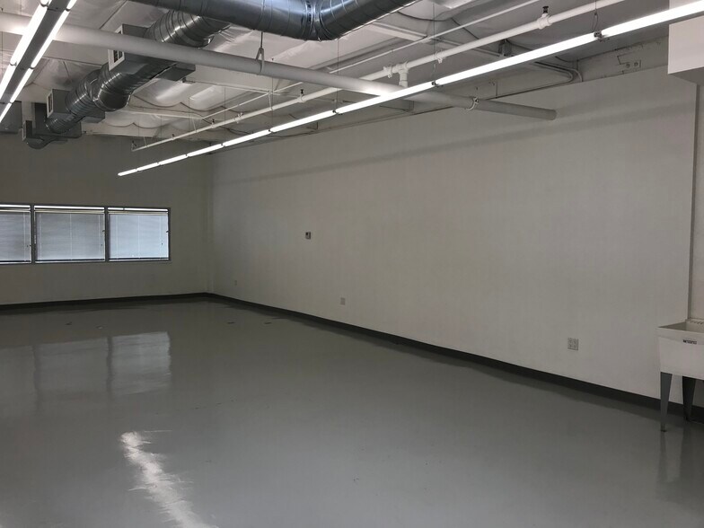 More Photos Of 1031 W Manchester Blvd, Inglewood Light Distribution For Lease