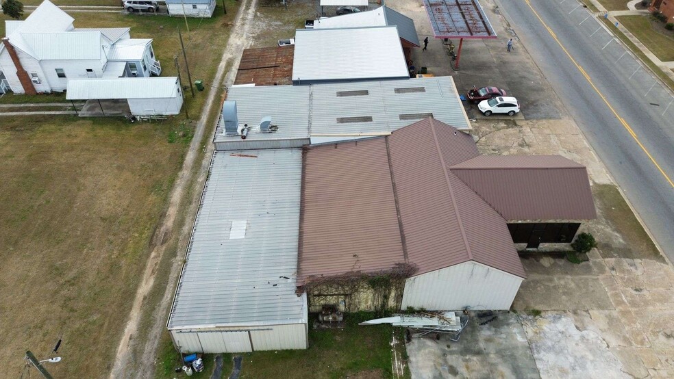 More Photos Of 211 S Hutchinson Ave, Adel Auto Repair For Sale