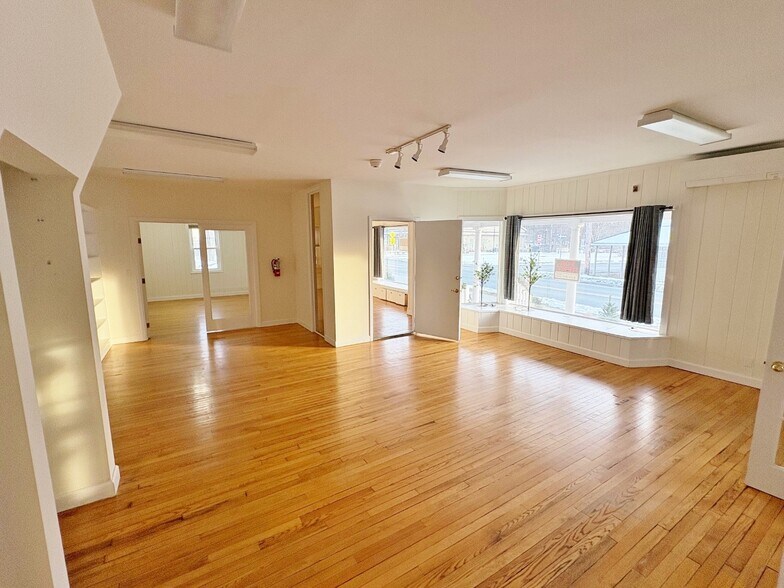 More Photos Of 144 Main St, Gardiner Warehouse For Lease