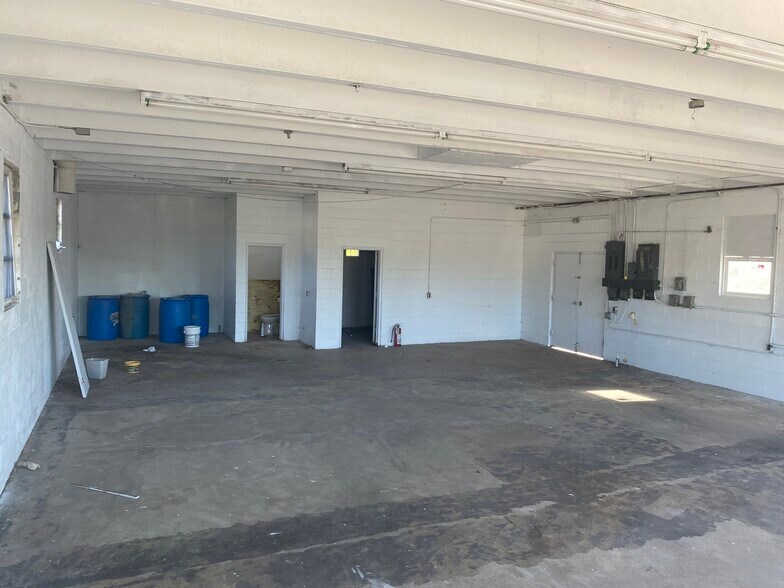 More Photos Of 106 Crutcher St, Vine Grove Freestanding For Sale