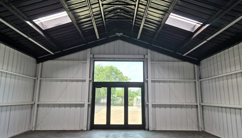 More Photos Of 3120 Halifax St, Dallas Distribution For Lease