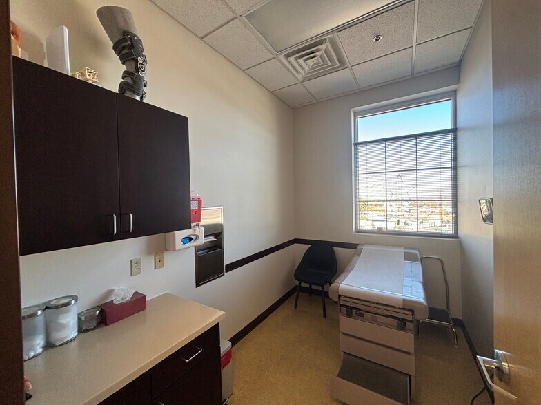 More Photos Of 38 Water St, Henderson Medical For Lease