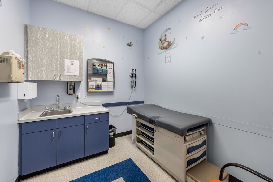 More Photos Of 3326 Watters Rd, Pasadena Office For Sale