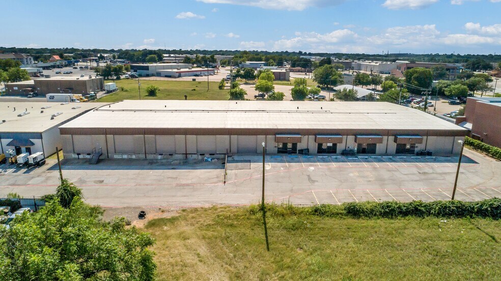 More Photos Of 801 Secretary Dr, Arlington Warehouse For Lease