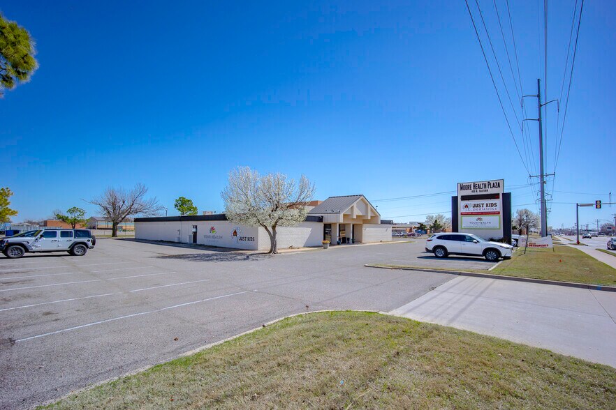 More Photos Of 400 N Eastern Ave, Moore Medical For Sale