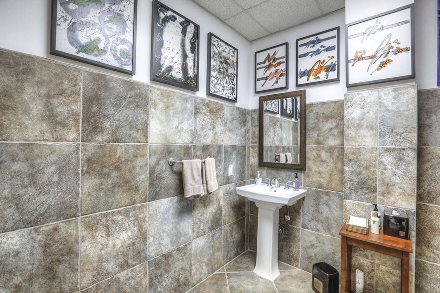 More Photos Of 5905 Winsome Ln, Houston Office For Sale