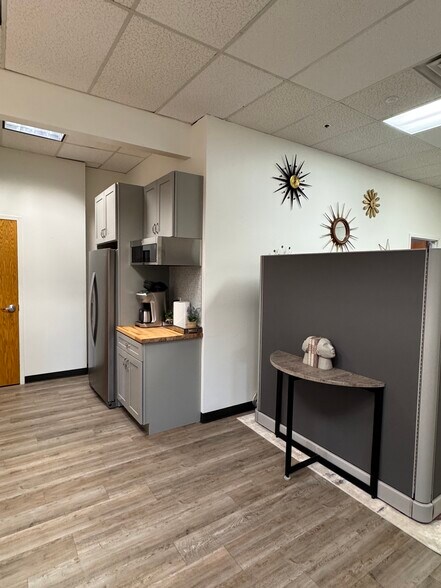 More Photos Of 2851 Charlevoix Dr SE, Grand Rapids Office For Lease
