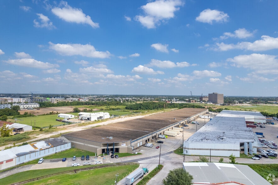 More Photos Of 3401 Navigation Blvd, Houston Distribution For Lease