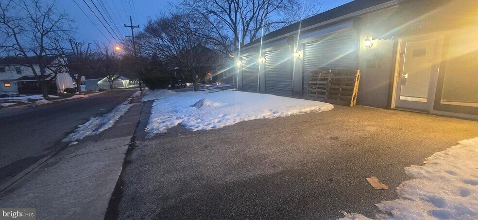 More Photos Of 250 E Cleveland Ave, Norwood Light Distribution For Sale