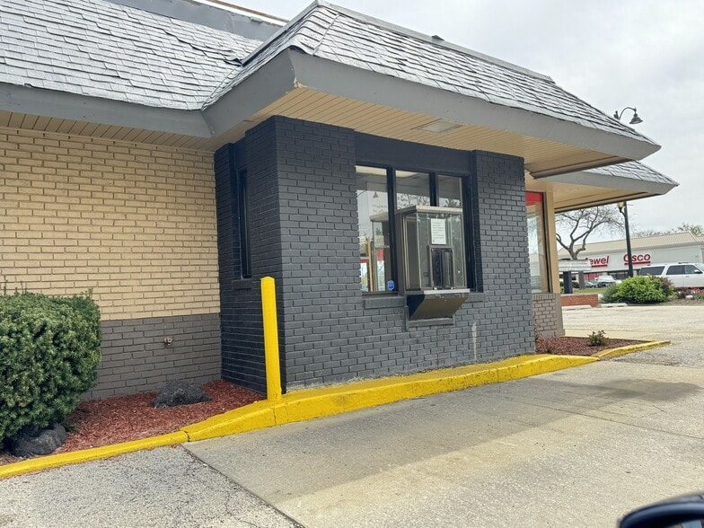 More Photos Of 590 Roosevelt Rd, Glen Ellyn Freestanding For Lease