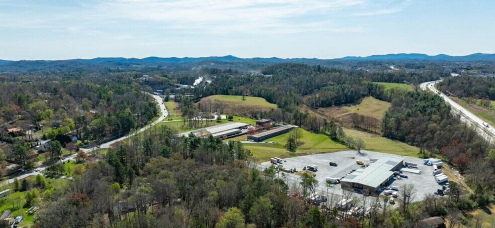 More Photos Of 219 Commercial Hill Dr, Hendersonville Warehouse For Lease