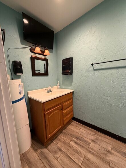 More Photos Of 16677 US Highway 77, Springer Restaurant For Lease