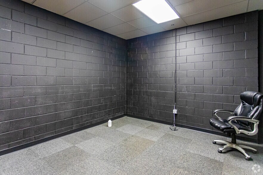 More Photos Of 465 Turnpike St, Canton Manufacturing For Lease