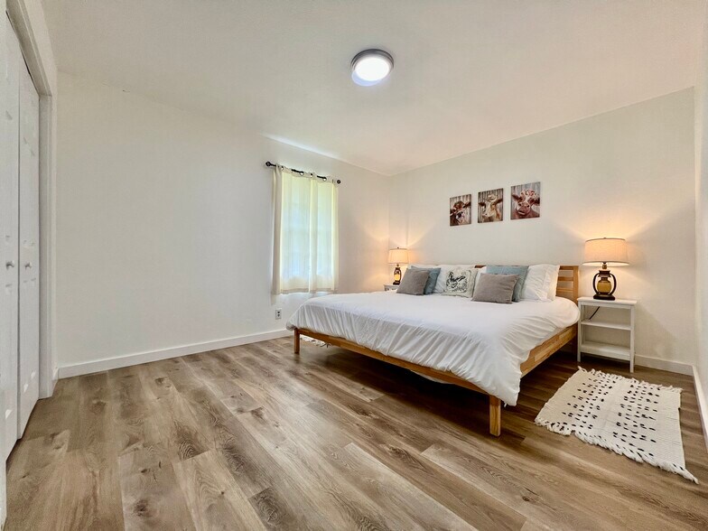 More Photos Of 902 E Highway St, Fredericksburg Specialty For Sale