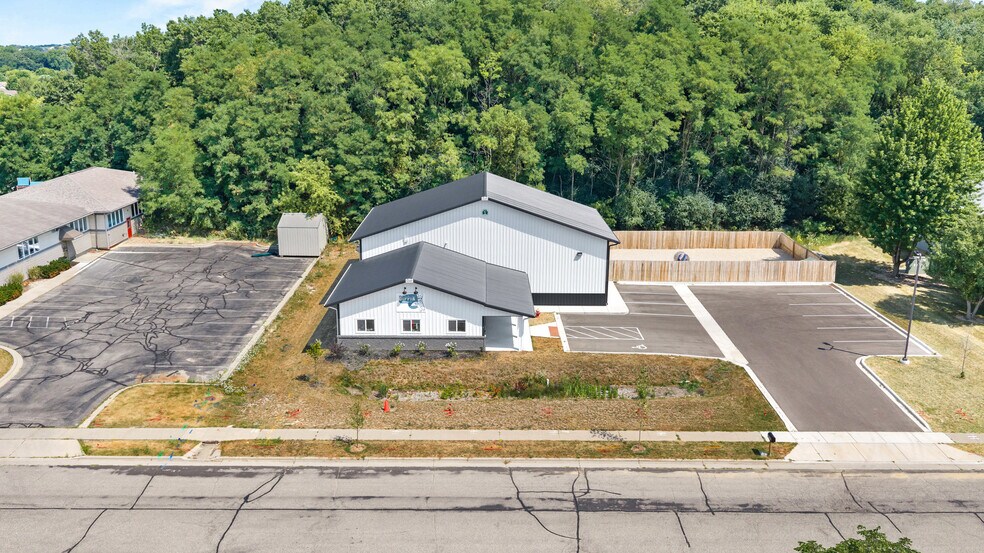 More Photos Of 390 Progress Dr, Cottage Grove Veterinarian Kennel For Sale