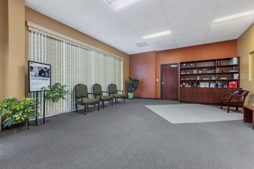 More Photos Of 8913-8923 Veterans Memorial Pky, O'Fallon Office Residential For Lease