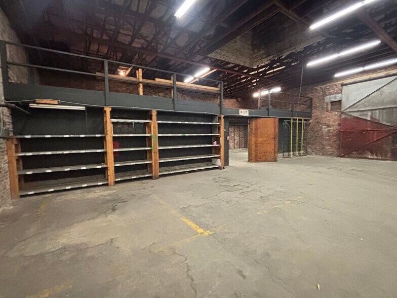More Photos Of 740 Fannin St, Beaumont Warehouse For Lease