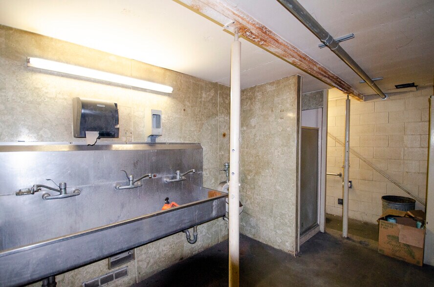 More Photos Of 1452 N National Ave, Springfield Warehouse For Sale