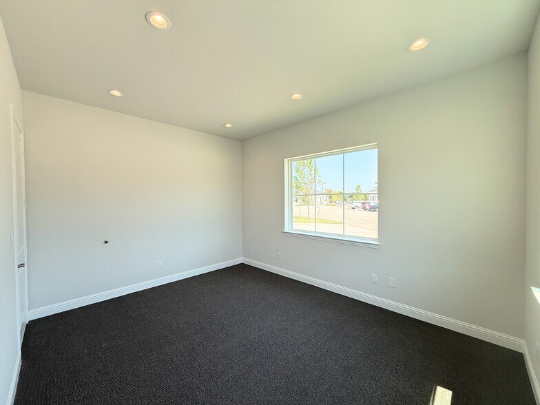 More Photos Of 6000 Alma Rd, McKinney Office For Sale