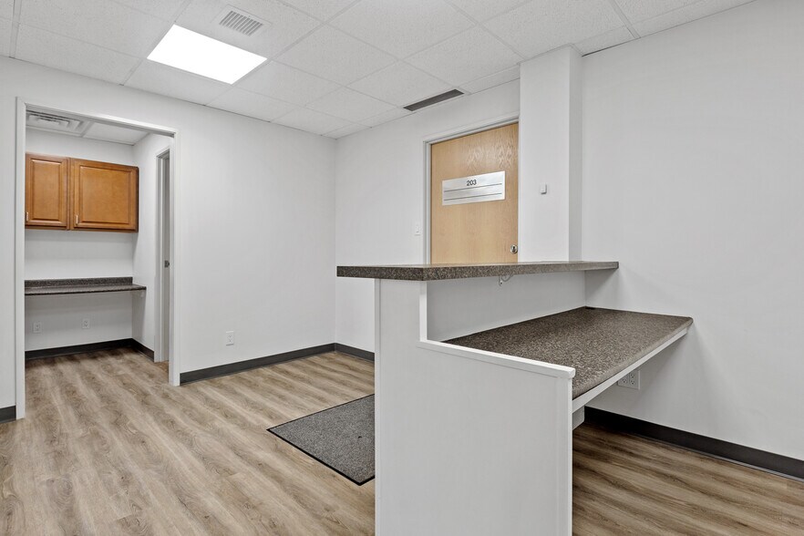 More Photos Of 2555 St Joseph Blvd, Ottawa Medical For Lease