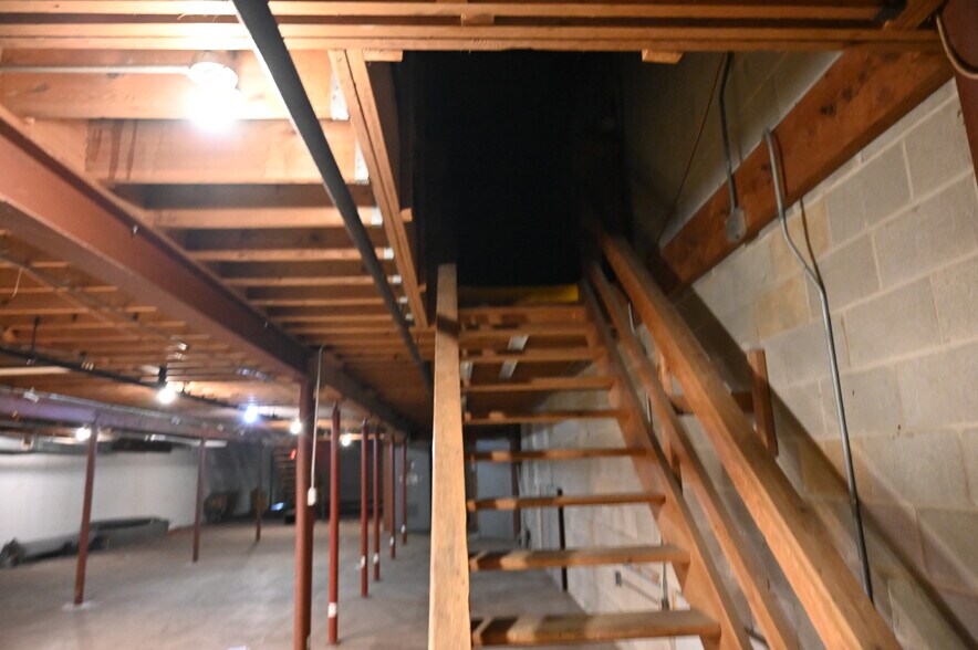 More Photos Of 2300 Claremont Ave, Ashland Freestanding For Lease