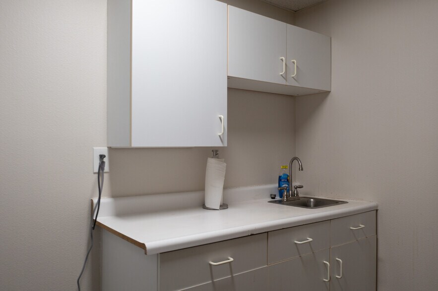 More Photos Of 77530 Enfield Ln, Palm Desert Light Distribution For Lease