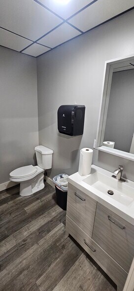 More Photos Of 400-460 Fame Rd, Dayton Light Distribution For Lease