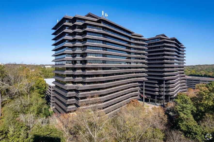 More Photos Of 1 Ravinia Dr, Atlanta Office For Lease