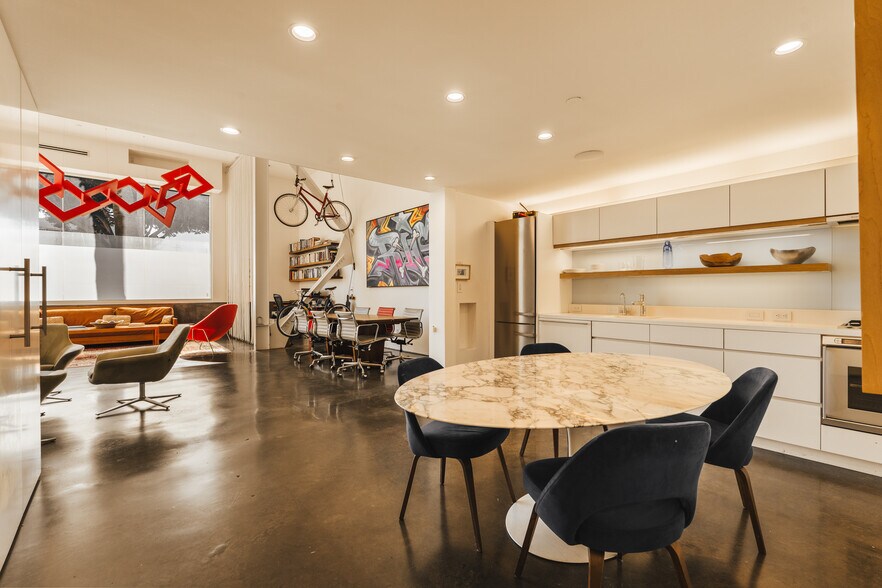 More Photos Of 610 Main St, Venice Office For Sale