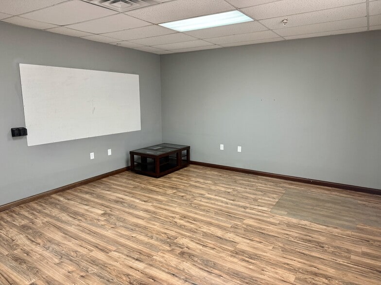 More Photos Of 641 Lincoln Way W, Massillon Showroom For Lease