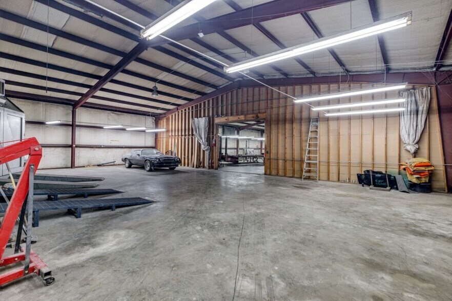 More Photos Of 805 Elm St, Bastrop Distribution For Sale