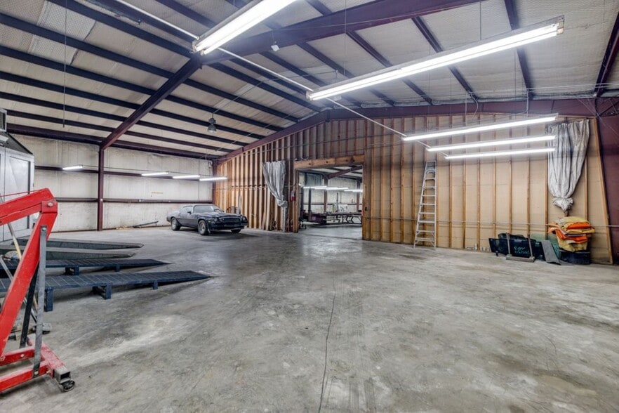 More Photos Of 805 Elm St, Bastrop Distribution For Sale