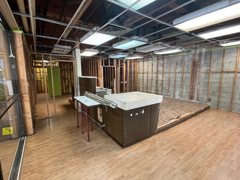 More Photos Of 132 14th St E, North Vancouver Office For Sale