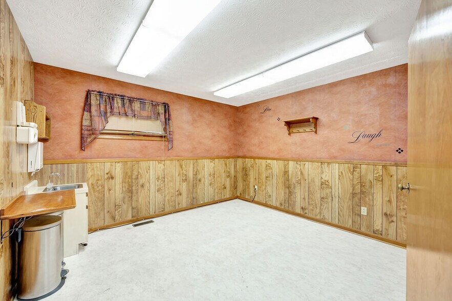 More Photos Of 1 Marty Ln, West Alexandria Medical For Sale