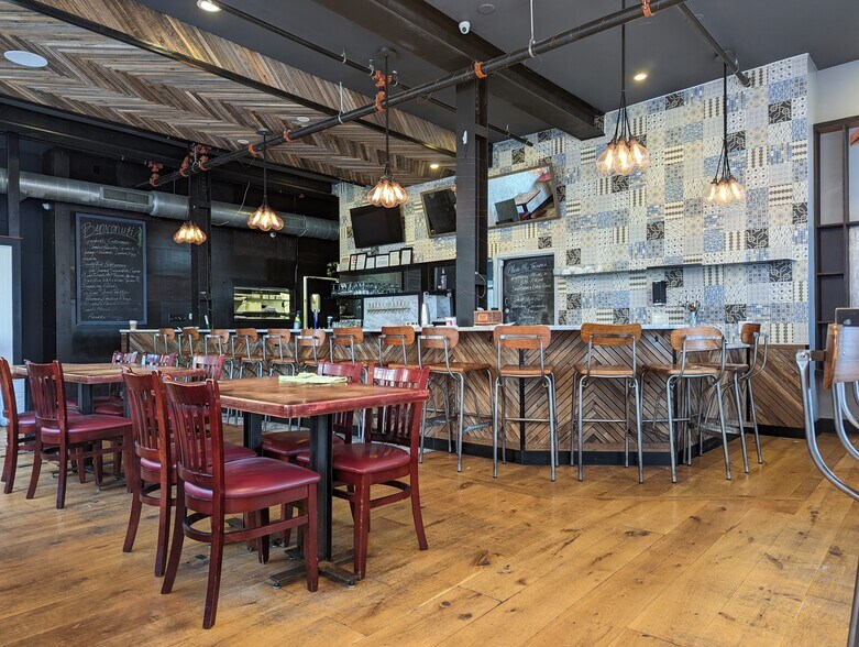 More Photos Of 705-707 S 5th St, Philadelphia Storefront For Lease