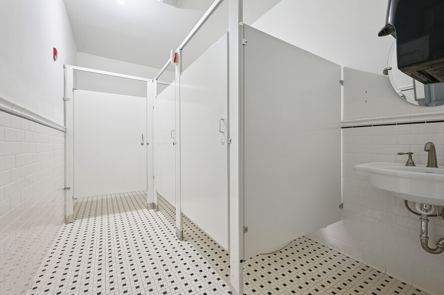 More Photos Of 56 Main St, Stamford Hotel For Sale