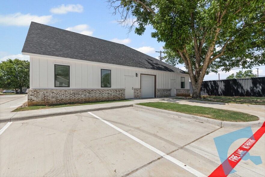 More Photos Of 908 Cresthaven Dr, Euless Showroom For Lease