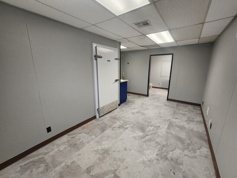 More Photos Of 9909 E 46th Pl, Tulsa Warehouse For Sale