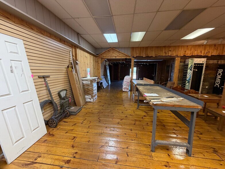 More Photos Of 87 Division St, Manistee Freestanding For Sale