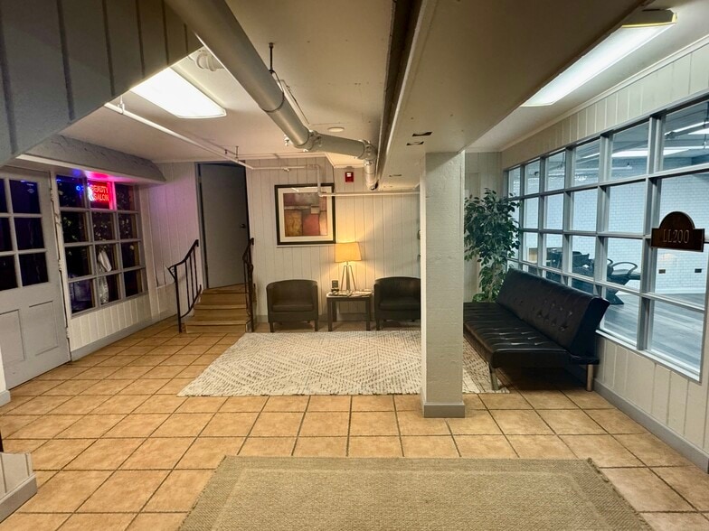 More Photos Of 25 S Washington St, Naperville Storefront For Lease