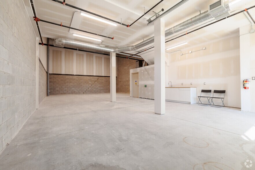 More Photos Of 585 Hanlon Creek Blvd, Guelph Showroom For Lease